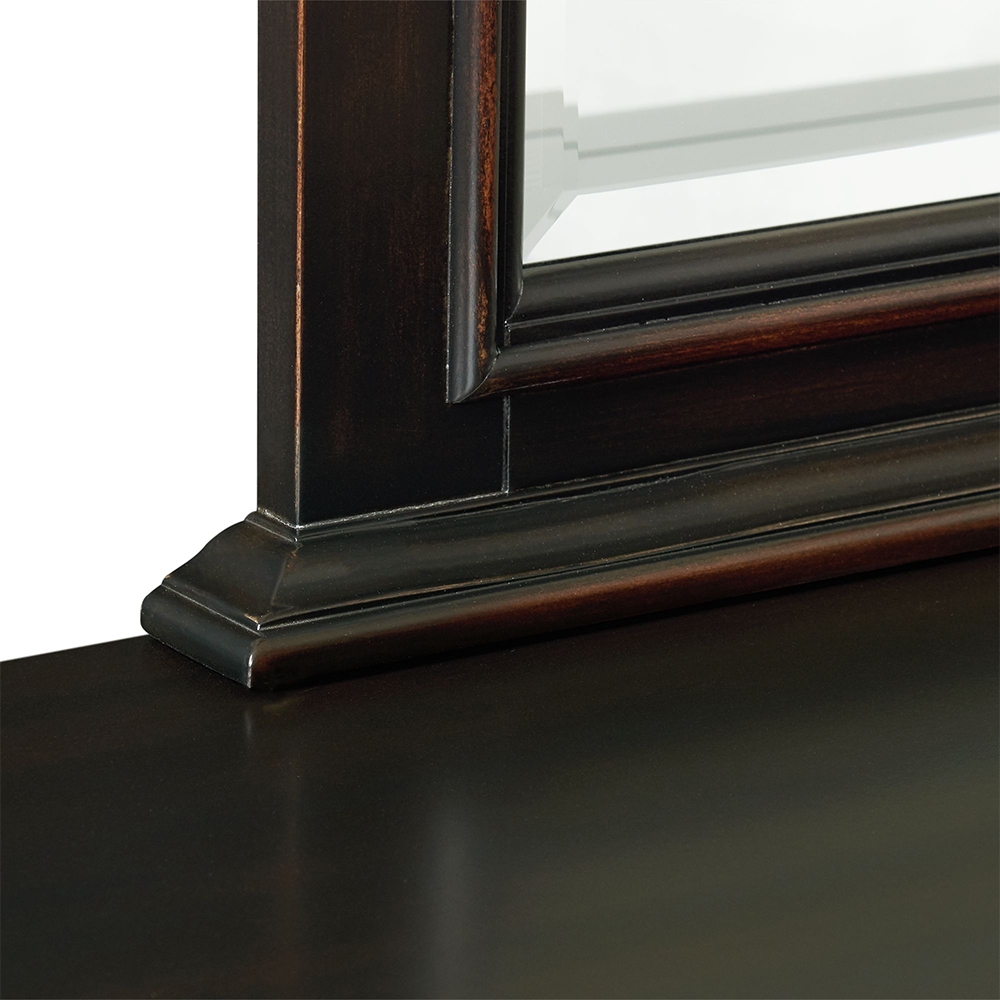 Slater Black Mirror | Ellesime International 